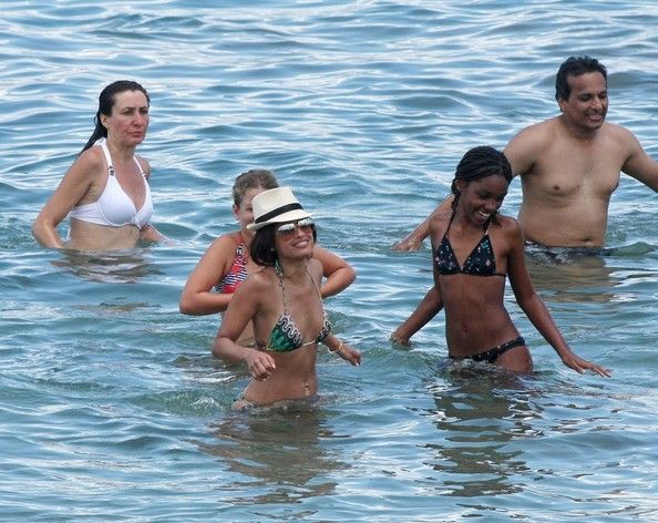 Rocsi Flaunts Her Bikini Bod In Hawaii With Eddie Murphy